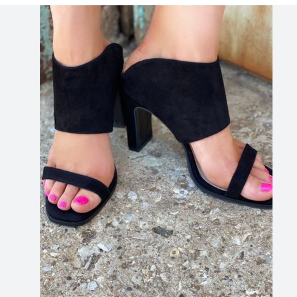 42 GOLD Genuine Leather B
Suede Strap Sandals